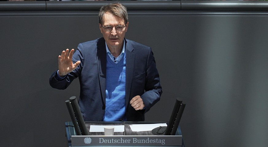 Karl Lauterbach (SPD), Bundesminister für Gesundheit, spricht im Plenum im Bundestag in der Debatte zum Infektionsschutzgesetz.