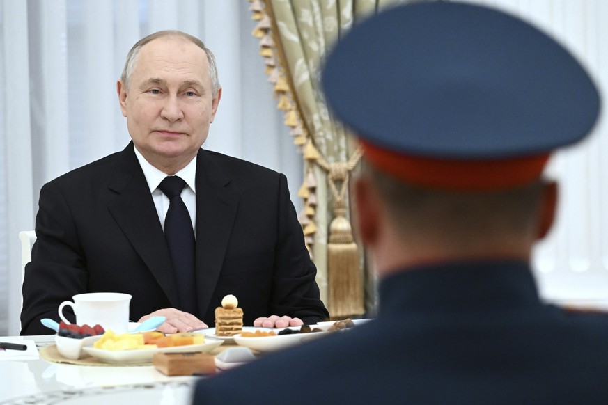 29.09.2023, Russland, Moskau: Dieses von der staatlichen russischen Nachrichtenagentur Sputnik via AP veröffentlichte Bild zeigt Wladimir Putin, Präsident von Russland, während er sich im Kreml mit So ...