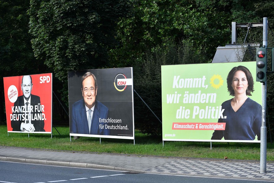 Wahlplakate - Bundestagswahl 2021 am 13.09.2021 in Oberhausen Drei Wahlplakate: - SPD ( Sozialdemokratische Partei Deutschlands ) - Olaf Scholz - mit der Aufschrift: Kanzler für Deutschland. - CDU ( C ...