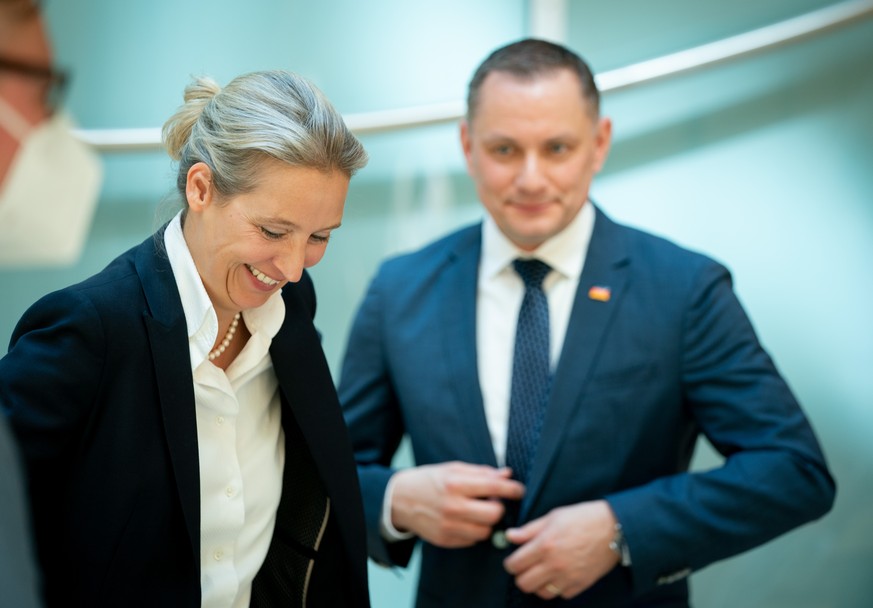 05.05.2021, Berlin: Alice Weidel, Fraktionsvorsitzende der AfD im Bundestag, und Tino Chrupalla, AfD-Bundesvorsitzender, stellen sich den Medienvertretern als Spitzenkandidatenduo der AfD f