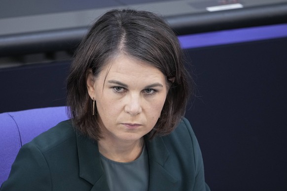 39. Bundestagssitzung und Debatte Aktuell,01.06.2022 Berlin, Au�enministerin Annalena Baerbock Gruene im Portrait auf der Regierungsbank bei der Debatte Haushaltsdebatte des Auswaertiges Amt bei der 3 ...