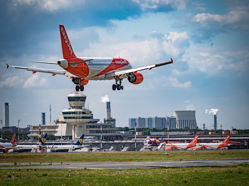 Berlin Reinickendorf OT Tegel, Flughafen Berlin Tegel TXL ; Flugzeug im Anflug Berlin *** Berlin Reinickendorf OT Tegel, Airport Berlin Tegel TXL Airplane approaching Berlin