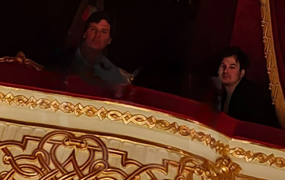 Tucker Carlson besucht das Bolschoi-Theater in Moskau.