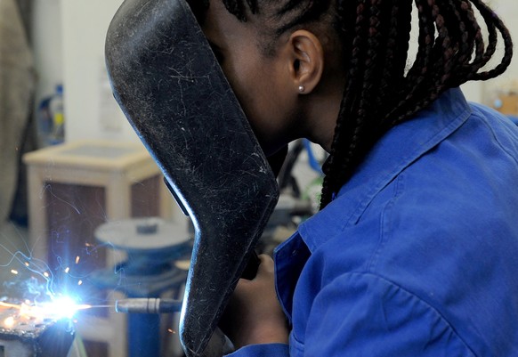 ARCHIV - 24.02.2015, Bremen: Eine Sch�lerin aus dem afrikanischen Guinea absolviert in der Metallwerkstatt der Allgemeinen Berufsschule in Bremen einen Kurs im E-Schwei�en. Die NRW-Landesregierung und ...