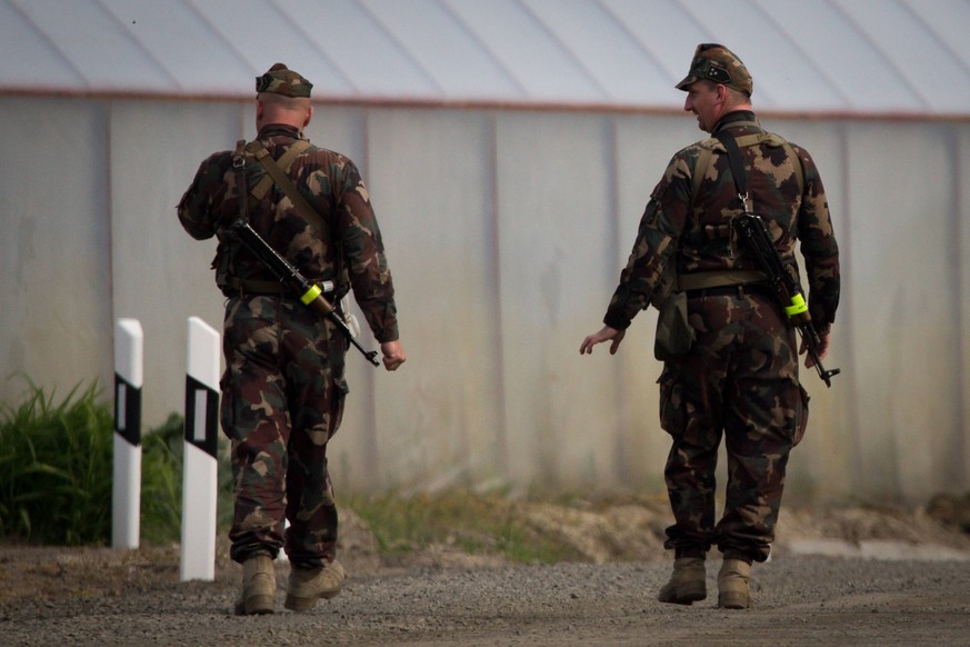 Militär an der serbisch-ungarischen Grenze patrouilliert ausgestattet mit Maschinengewehren. Das Foto stammt aus dem Jahr 2017. An der ungarischen Flüchtlingspolitik hat sich seitdem nicht viel geände ...