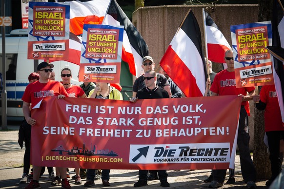 News Bilder des Tages April 20, 2019 - Wuppertal, Germany - Around 80 members of the far right party Die Rechte took to the streets in Wuppertal (Germany) on April 20, 2019. The demonstration marked t ...