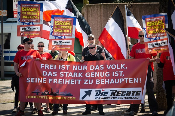 Antisemitische Plakate der Partei Die Rechte.