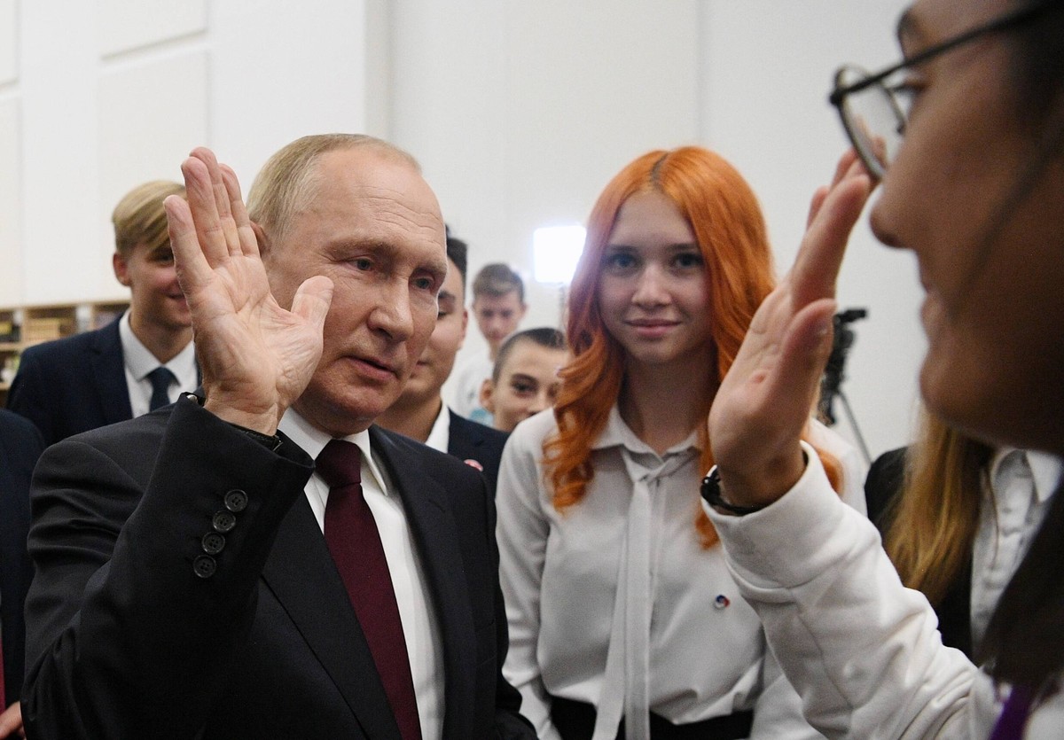 Russia Putin North Western Federal District 8265258 01.09.2022 Russian President Vladimir Putin communicates with participants of an open lesson titled Talking of What Matters, which is attended by th ...