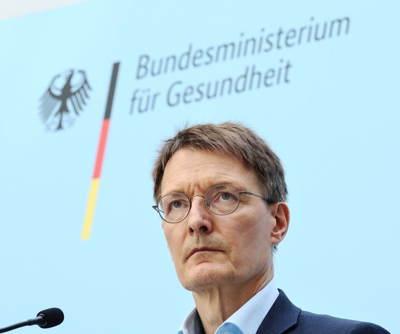 Bundesgesundheitsminister Karl Lauterbach waehrend der Vorstellung der Impfstrategie fuer den Herbst im Gesundheitsministerium in Berlin am 18. Mai 2022. Vorstellung der Impfstrategie fuer den Herbst  ...