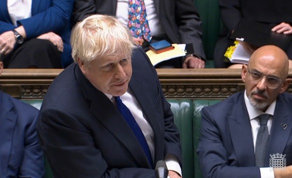 06.07.2022, Gro�britannien, London: In dieserm Standbild aus einer Videoaufnahme spricht Boris Johnson (l), Premierminister von Gro�britannien, im britischen Unterhaus bei der w�chentlichen Fragestund ...