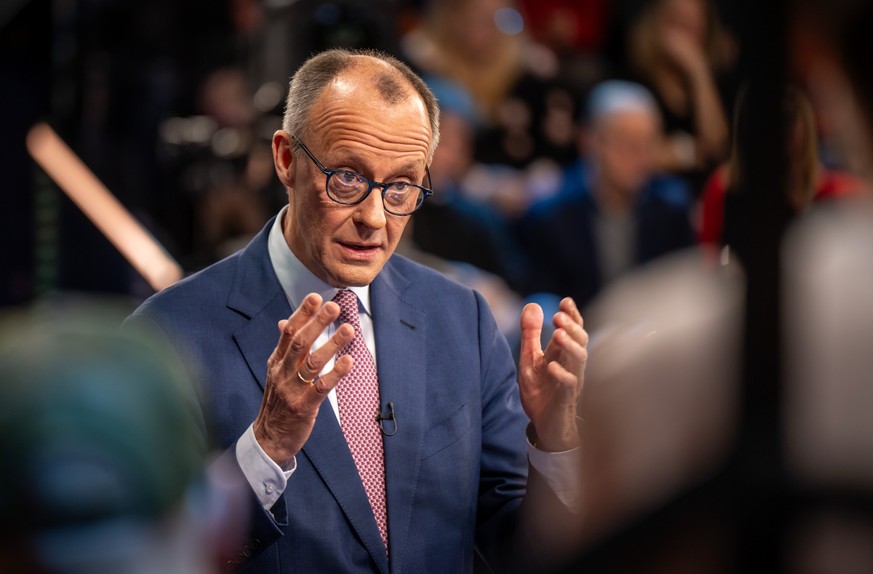 13.02.2025, Berlin: Friedrich Merz, Kanzlerkandidat und Vorsitzender der CDU, spricht in der ZDF-Sendung «Klartext». Bürgerinnen und Bürger haben in der Sendung die Gelegenheit den Kanzlerkandidaten i ...