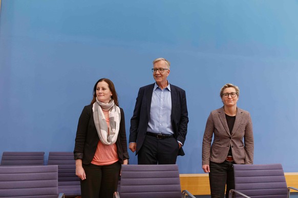 Die drei stehen zusammen: Die Linken-Parteichefinnen Janine Wissler und Susanne Hennig-Wellsow, in ihrer Mitte Fraktionschef Dietmar Bartsch.