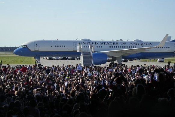 Air Force Two with Democratic presidential nominee Vice President Kamala Harris and her running mate Minnesota Gov. Tim Walz aboard arrive for a campaign rally Wednesday, Aug. 7, 2024, in Romulus, Mic ...