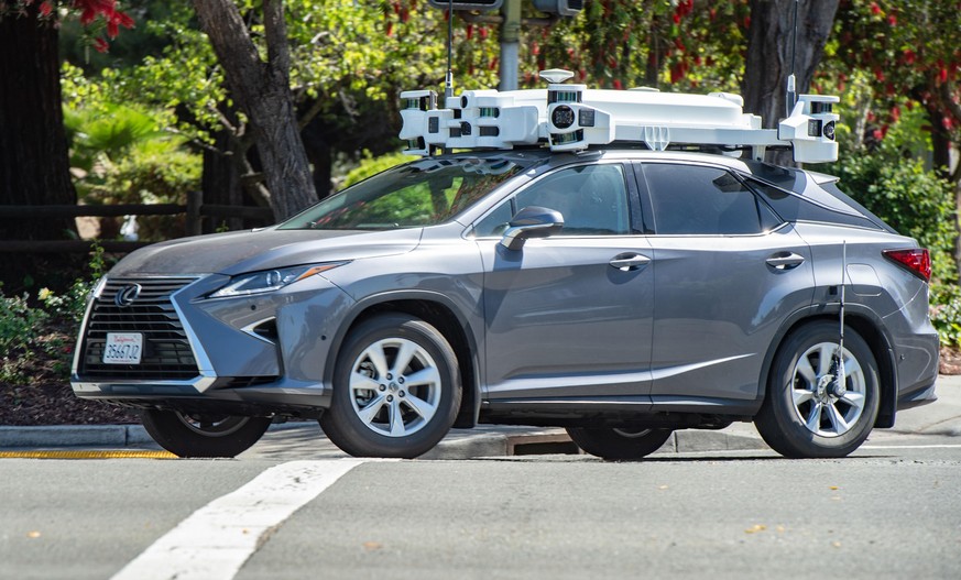 ARCHIV - 03.05.2019, USA, Santa Clara: Ein Roboterwagen von Apple befindet sich auf einer Probefahrt. (Zu dpa: