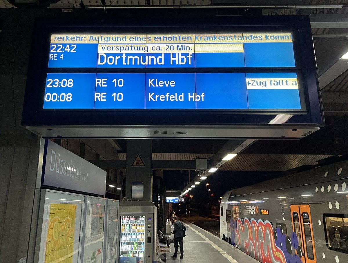 ARCHIV - 13.06.2023, Nordrhein-Westfalen, D�sseldorf: �Aufgrund eines erh�hten Krankenstandes� steht auf einer Bahnsteiganzeige am Hauptbahnhof D�sseldorf. Die Bahn-Branche in Nordrhein-Westfalen will ...