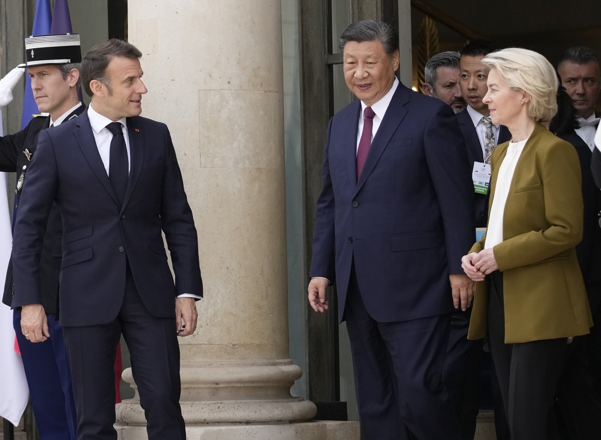 China&#039;s President Xi Jinping, center, leaves after his meeting with French President Emmanuel Macron, left, and European Commission President Ursula von der Leyen, at the Elysee Palace, Monday, M ...
