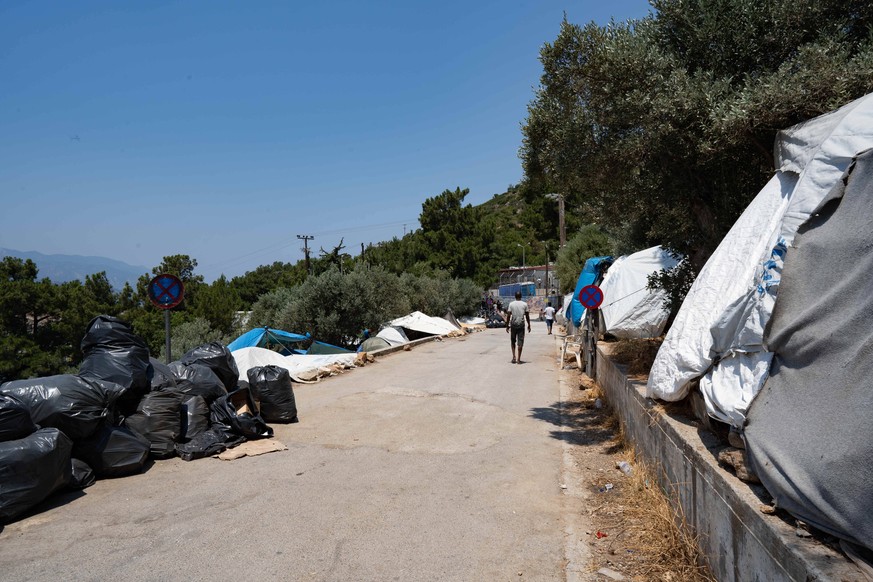 Müll und Zelte außerhalb des Lagers auf Samos.