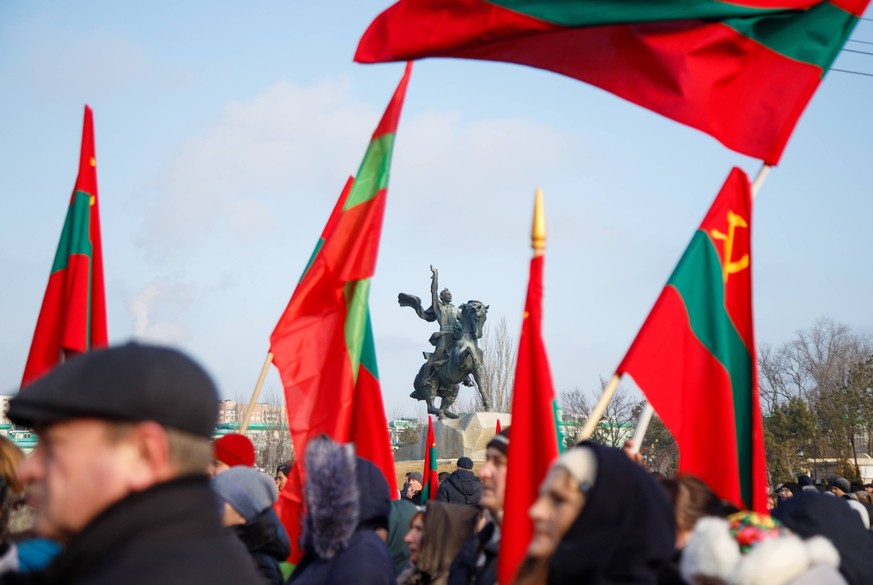 Tiraspol, Protest gegen die von Moldawien eingeführten Zölle für transnistrische Unternehmen Moldova Transnistria Customs Duties 8605000 24.01.2024 People wave flags during a rally against abolition o ...