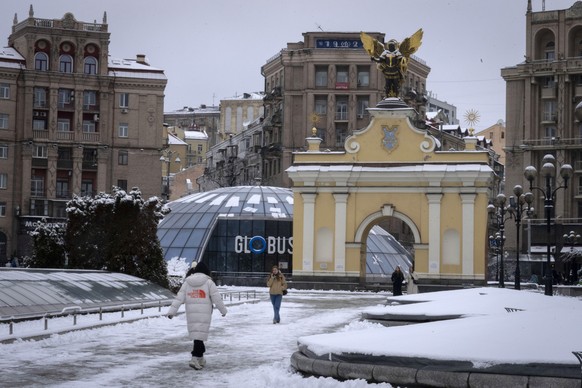 12.12.2022, Ukraine, Kiew: Menschen spazieren auf dem Unabhängigkeitsplatz im Stadtzentrum. Foto: Efrem Lukatsky/AP/dpa +++ dpa-Bildfunk +++