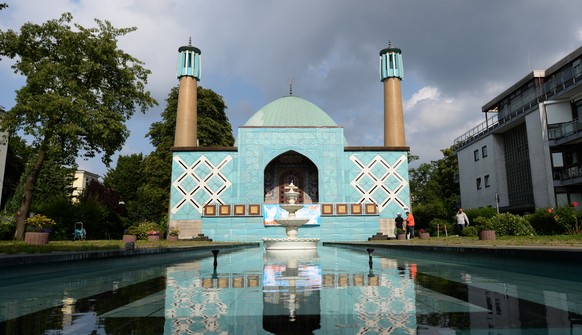 ARCHIV - 14.07.2014, Hamburg: Die blaue Moschee wird vom Islamischen Zentrum Hamburg (IZH) betrieben, das vom Landesamt f�r Verfassungsschutz seit Jahrzehnten als extremistisch und vom Iran gesteuert  ...