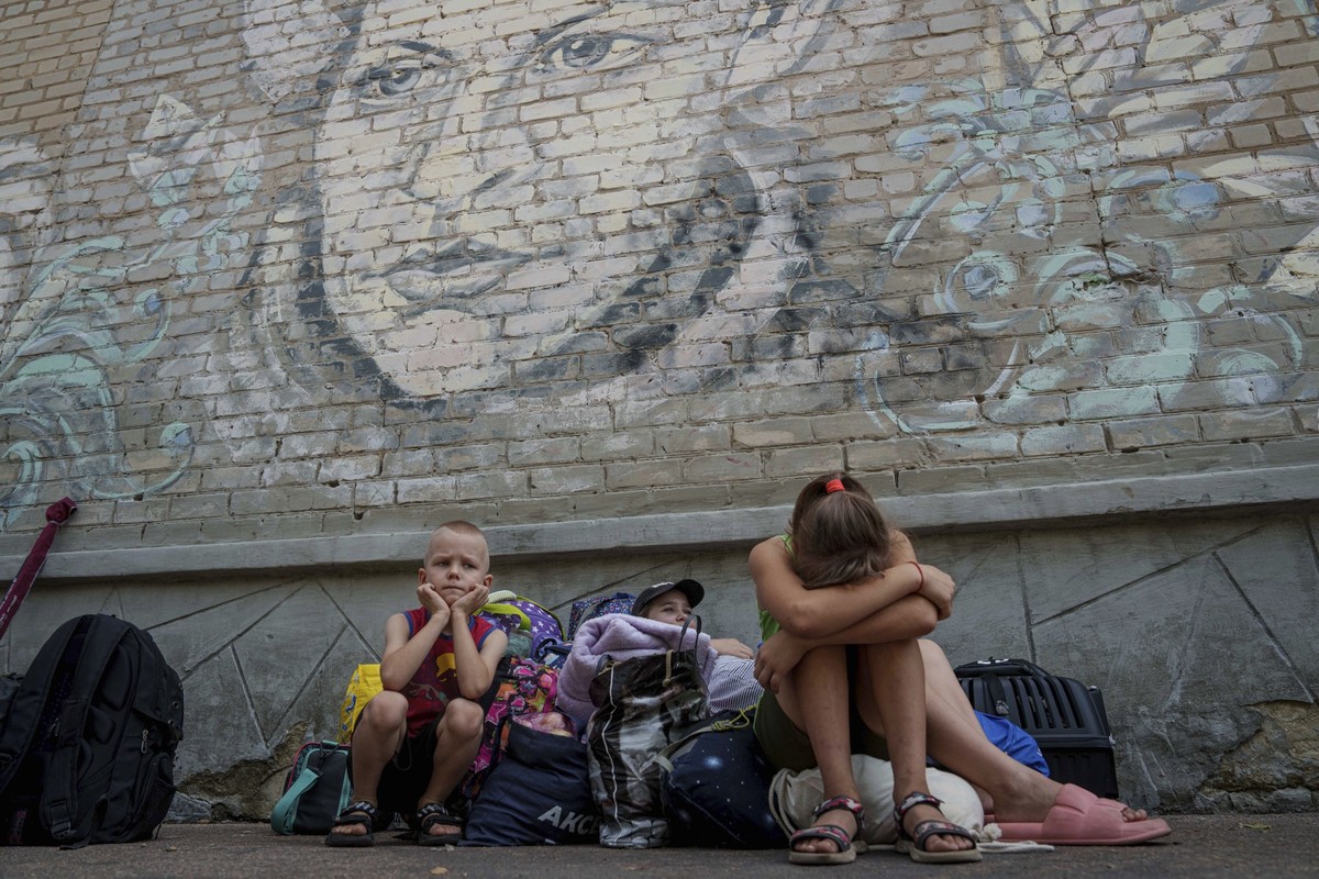ARCHIV - 23.08.2024, Ukraine, Pokrowsk: Menschen warten auf die Evakuierung. Die ukrainischen Streitkräfte haben nach eigenen Angaben Dutzende Angriffe russischer Truppen abgewehrt. Absoluter Brennpun ...