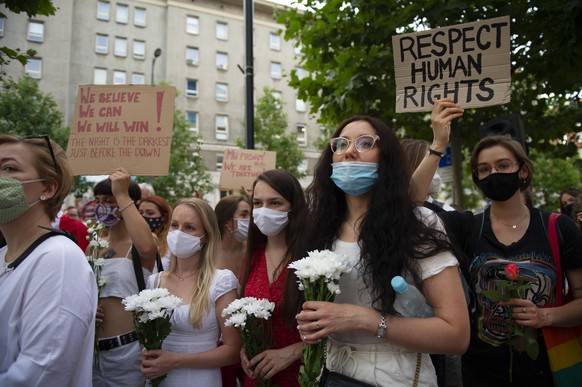 Viele Frauen tragen bei den Protesten weiße Blumen bei sich, um ein Zeichen gegen Staatsgewalt zu setzen.