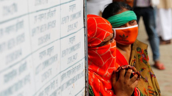 Relatives mourn the death of a man due to the coronavirus disease (COVID-19), at a crematorium in New Delhi, India September 7, 2020. REUTERS/Adnan Abidi