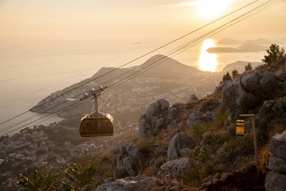 Die Seilbahn beim Sonennuntergang in Dubrovnik, Kroatien am 25. August 2018. Urlaubsziel Dubrovnik *** The cable car at sunset in Dubrovnik Croatia on August 25, 2018. Holiday destination Dubrovnik