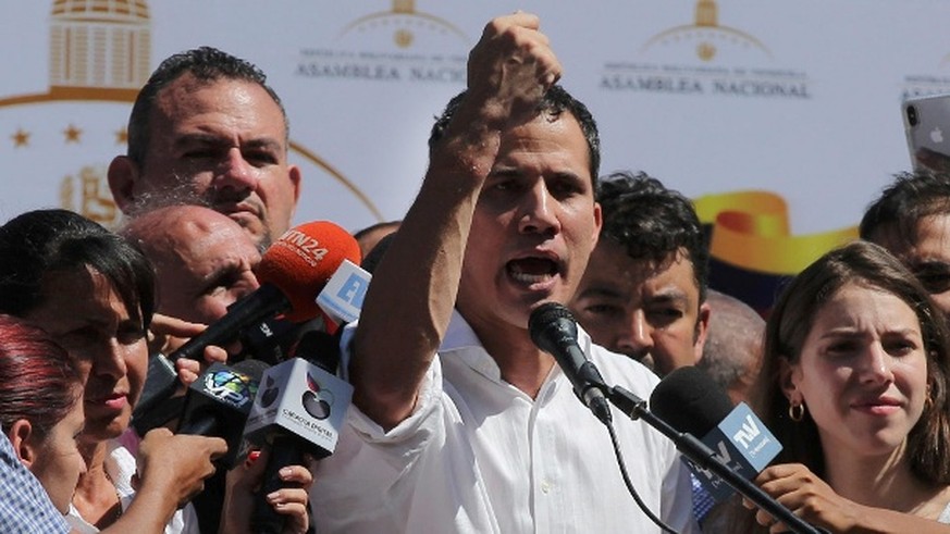 Der Parlamentspräsident von Venezuela, Juan Guaidó (M.): Der Politiker hat sich zum neuen Staatschef des Landes ernanndpat.