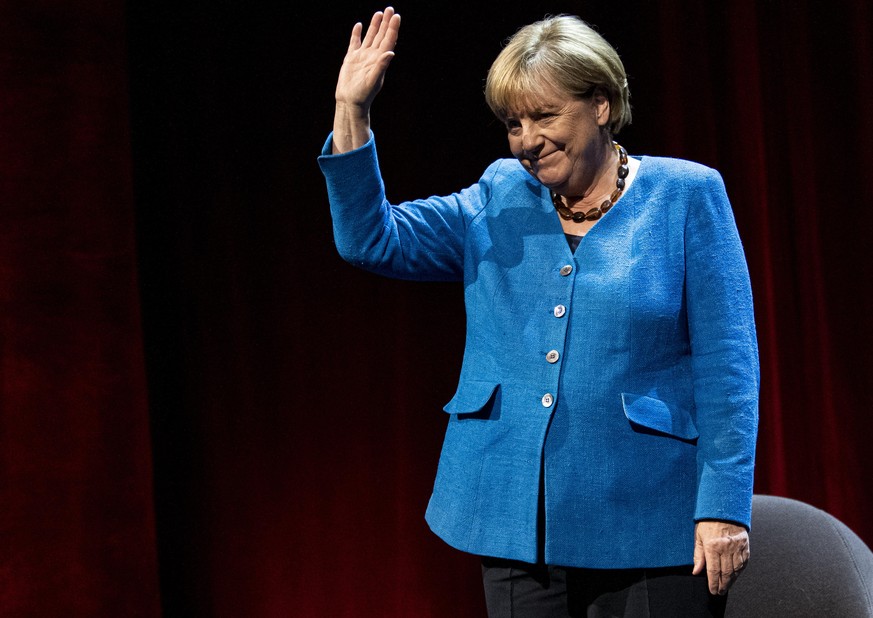 Die ehemalige Bundeskanzlerin Angela Merkel (CDU) winkt im Berliner Ensemble. Unter dem Motto „Was also ist mein Land?“ beantwortete sie Fragen des Journalisten und Autors Alexander Osang.