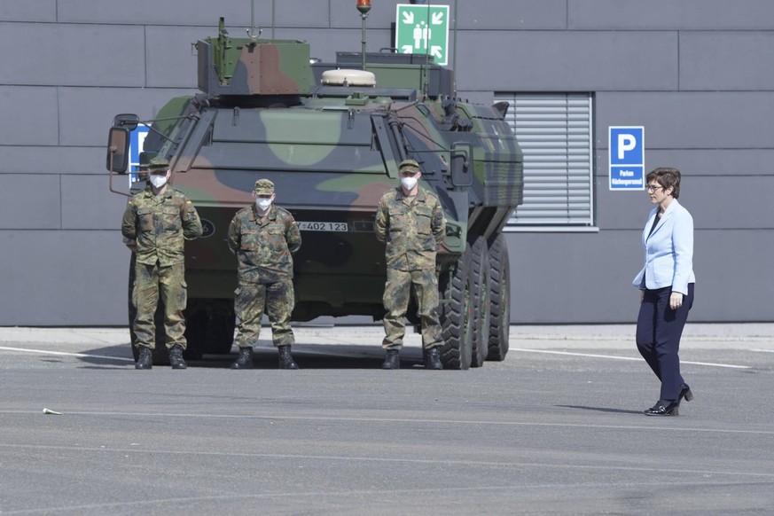 Truppenbesuch Verteidigungsministerin Kramp-Karrenbauer beim Artillerielehrbataillon 345 Aktuell,26.03.2021, Idar-Oberstein, Annegret Kramp-Karrenbauer besucht das Artillerielehrbataillon 345 der deut ...