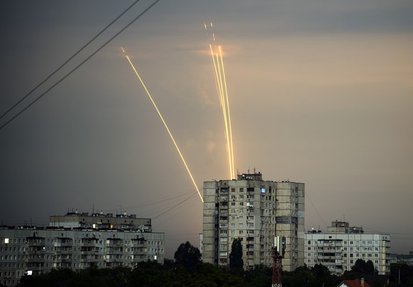 15.08.2022, Ukraine, Charkiw: Russische Raketen, die von der russischen Region Belgorod aus auf die Ukraine abgefeuert werden, sind in der Morgend