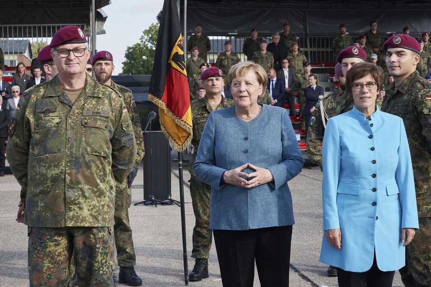 Bundeskanzlerin Angela Merkel und Verteidigungsministerin Annegret Kramp-Karrenbauer bei einem Appell für die Soldatinnen und Soldaten der Evakuierungsmission in Kabul.