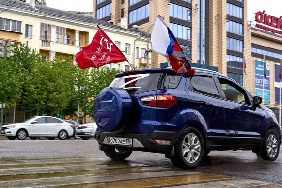 May 9, 2022, Voronezh, Russia: A car with the Soviet flag, the Russian national flag and the symbol of military aggression Z on the 77th anniversary of the Victory Day in .Voronezh. Victory Day in Rus ...
