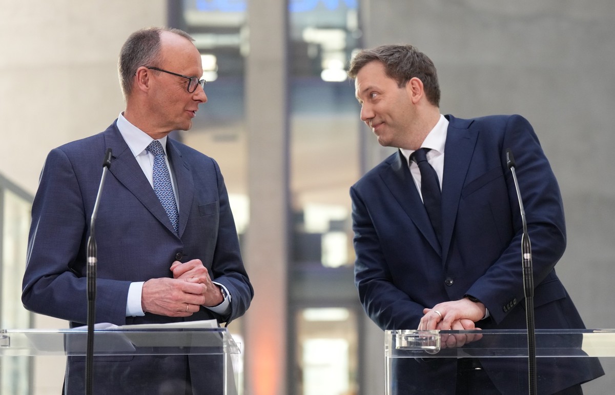 ARCHIV - 08.03.2025, Berlin: Friedrich Merz (l), Unions-Kanzlerkandidat und CDU Bundesvorsitzender, und Lars Klingbeil, SPD-Bundesvorsitzender und SPD Fraktionsvorsitzender, nehmen an einer Pressekonf ...