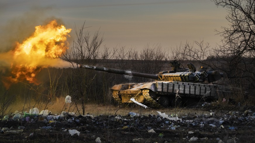 29.02.2024, Ukraine, Tschassiw Jar: Ein ukrainischer Panzer der 17. Panzerbrigade feuert auf russische Stellungen. Foto: Efrem Lukatsky/AP/dpa +++ dpa-Bildfunk +++