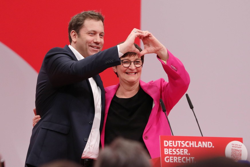 Berlin, Deutschland, 08.12.2023: Lars Klingbeil und Saskia Esken nach ihrer Wiederwahl als Parteivorsitzende auf dem SPD-Bundesparteitag *** Berlin, Germany, 08 12 2023 Lars Klingbeil and Saskia Esken ...