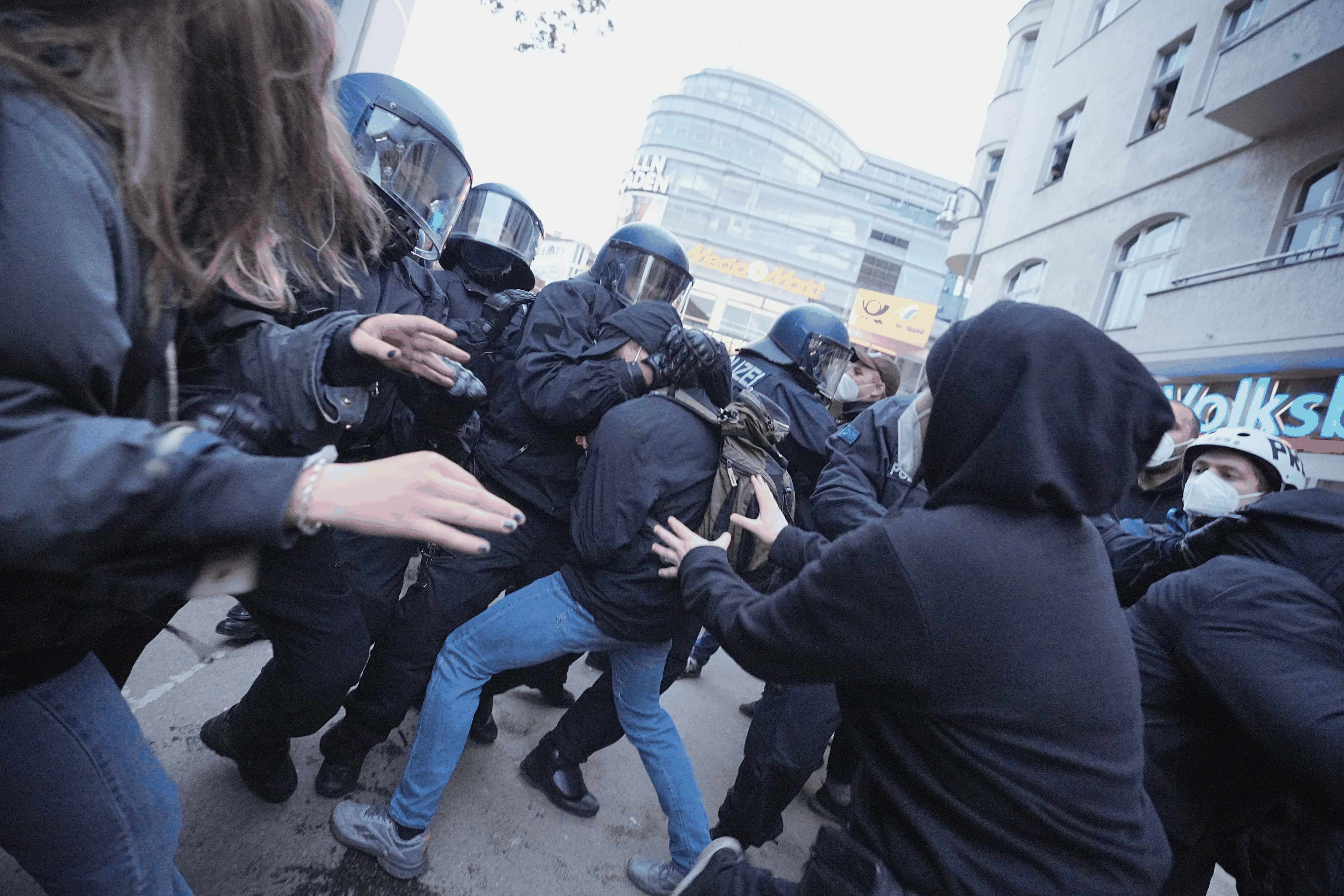 01.05.2021, Berlin: Teilnehmer und Polizei geraten beim Demonstrationszug linker und linksradikaler Gruppen unter dem Motto �Demonstration zum revolution�ren 1. Mai� aneinander. Foto: Michael Kappeler ...