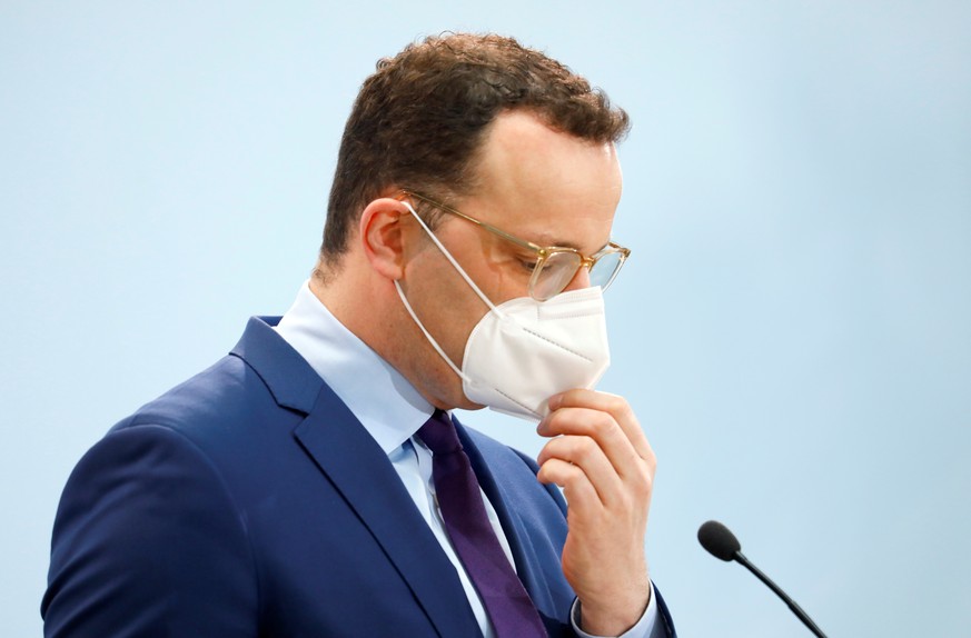 26.12.2020, Berlin: Bundesgesundheitsminister Jens Spahn (CDU) setzt seinen Mundschutz auf nach der Pressekonferenz vor dem Start des Impfprogramms gegen die Coronavirus-Erkrankung (COVID-19). Foto: M ...