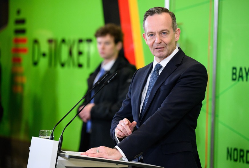 25.04.2023, Berlin: Volker Wissing (FDP), Bundesminister für Verkehr und Digitales, äußert sich bei einer Pressekonferenz im Berliner Hauptbahnhof zum neuen Deutschland-Ticket. Das bundesweite Angebot ...