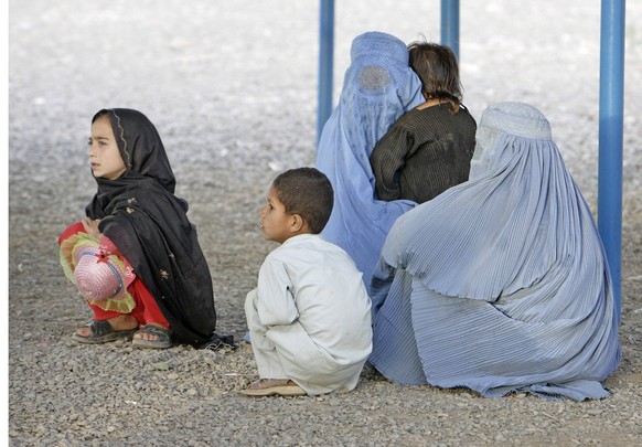 Afghanische Fluechtlinge werden im Voluntary Repatriation Center Hayatabad ( UNHCR ) fuer die Rueckkehr nach Afghanistan erfasst. Es werden biometrische Daten auf einer Ausweiskarte erfasst um sie ein ...