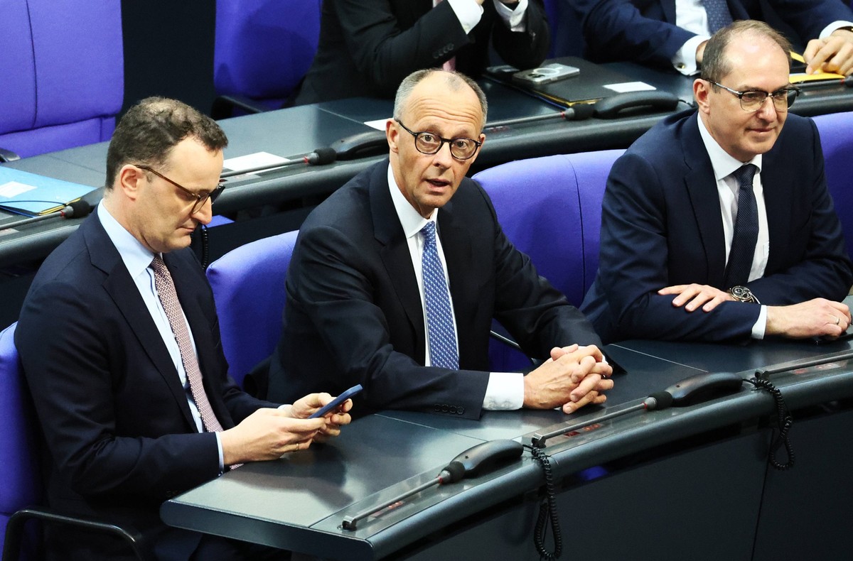 Friedrich Merz C, Alexander Dobrindt und Jens Spahn nach der verfehlten Wahl von Friedrich Merz im ersten Wahlgang für den neuen Bundeskanzler in Berlin am 6. Mai 2025. Wahl des Bundeskanzlers *** Fri ...