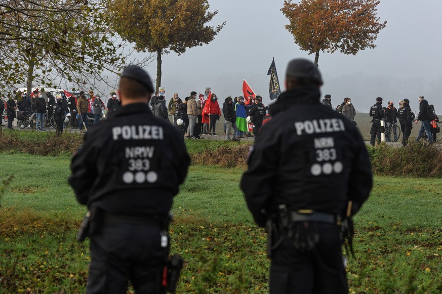 Bundesparteitag der AfD in den Messehallen des Wunderlands Kalkar. Gegendemonstrationen vor dem Gel