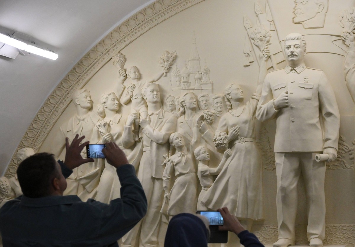 Russia Moscow Metro Anniversary Stalin Bas Relief 8925725 15.05.2025 People take pictures of the bas-relief sculpture, named The People s Gratitude to the Commander-in-Chief, commemorating the victory ...