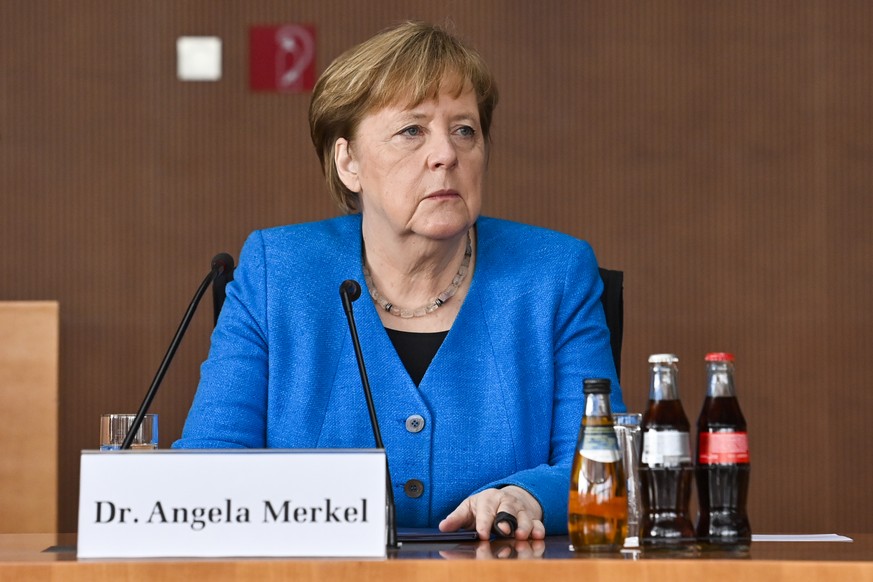 23.04.2021, Berlin: Bundeskanzlerin Angela Merkel (CDU) sitzt vor dem Wirecard-Untersuchungsausschuss. Sie ist als Zeugin geladen, weil sie sich im September 2019 bei einer Reise nach China f