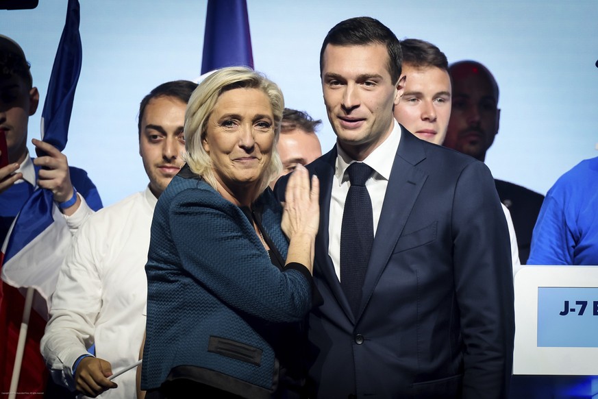 ARCHIV - 02.06.2024, Frankreich, Paris: Die Vorsitzende des französischen rechtsnationalen Rassemblement National (RN), Marine Le Pen (l), und Parteichef Jordan Bardella, stehen während einer Wahlkamp ...