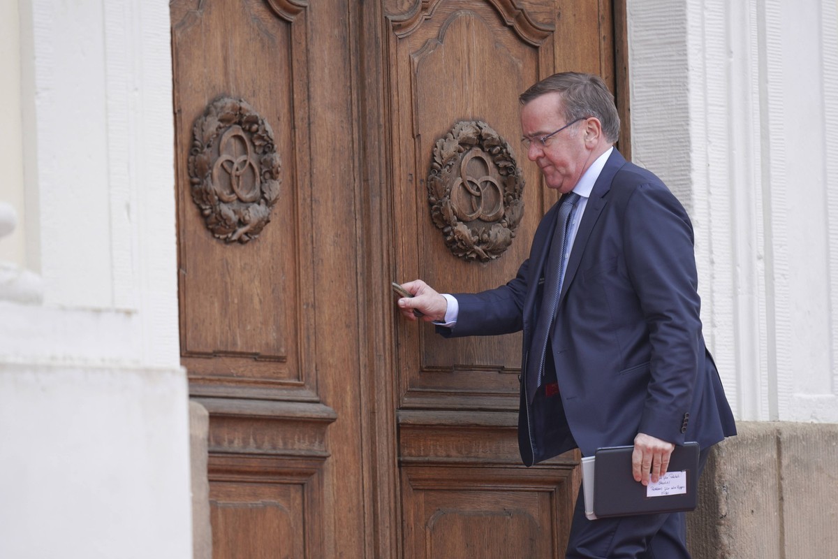Kabinettsklausur des Bundeskabinett auf Schloss Meseberg Bundesverteidigungsminister Boris Pistorius SPD oeffnet die Schlosstuer nach seiner Ankunft zur Klausurtagung des Bundeskabinetts auf Schloss M ...