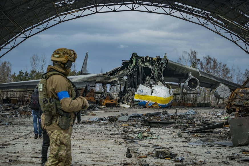 Ukraine-Krieg, Jahrestag der Invasion, Chronologie der Ereignisse, Archivbilder News Bilder des Tages April 8, 2022, Gostomel, Kiev, Ukraine: An ukrainian soldier looks the destroyed cargo plane Anton ...