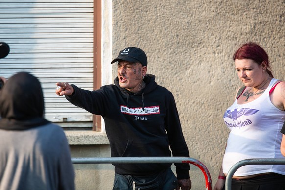 Dieser Festival-Besucher in Ostritz trägt einen Pullover mit dem Aufdruck des verbotenen &quot;Combat 18&quot;-Netzwerks.