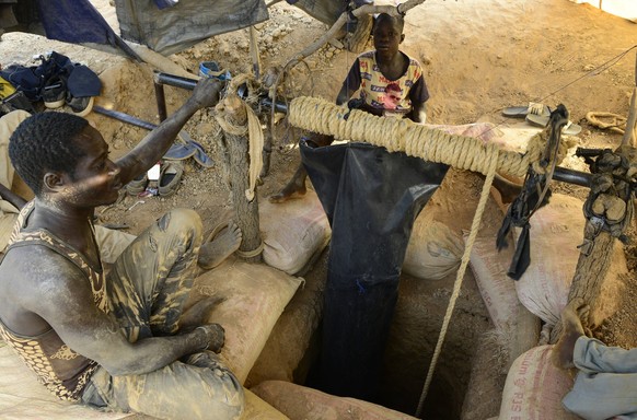 Burkina Faso, Fada N Gourma, artisanal gold mining camp Pama BURKINA FASO , Fada N Gourma, village TINDANGOU, gold mining Camp PAMA, artisanal gold mines, boy ISSAKA ZONGO, 10 years old, must ventilat ...